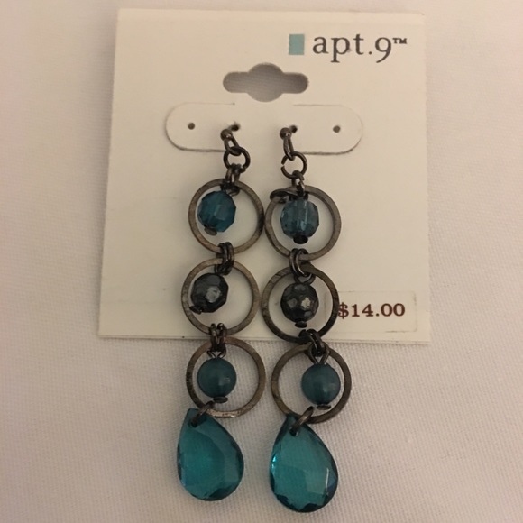 5 Beautiful pairs of dangle earrings. - Picture 2 of 6